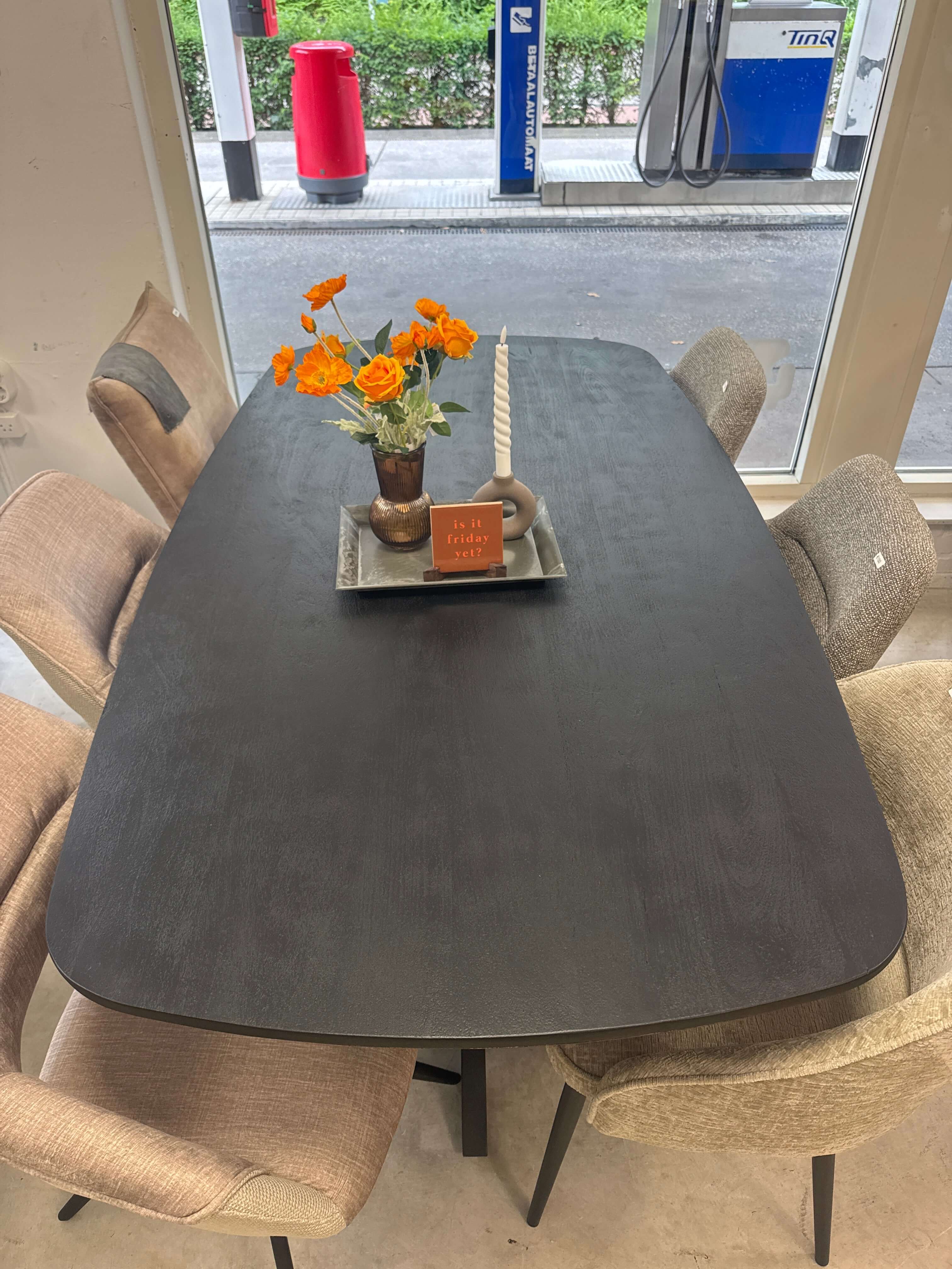 Deens ovale eettafel Bente Mangohout - zwart