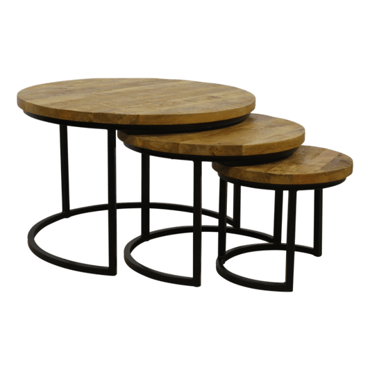 Salontafel set Quin van mangohout met drie ronde tafels en metalen onderstel.