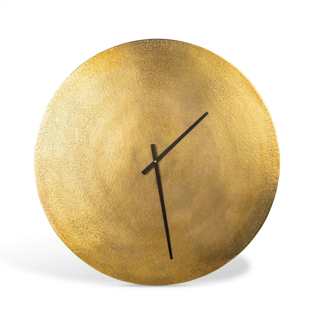 Große goldene Wanduhr